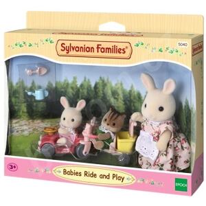 Sylvanian Families Mamka bílý králík s hrajícími si mláďaty
