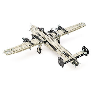 Merkúr Bombardér B-24 Liberator, 902 dielikov