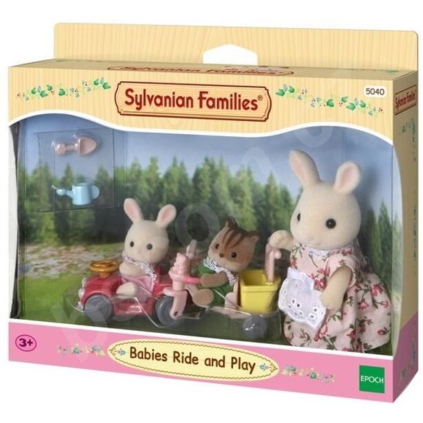Sylvanian Families Mamka bílý králík s hrajícími si mláďaty