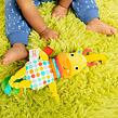 BRIGHT STARTS Hračka s melódiou na C krúžku Pull, Play & Boogie™ žirafa 0m+